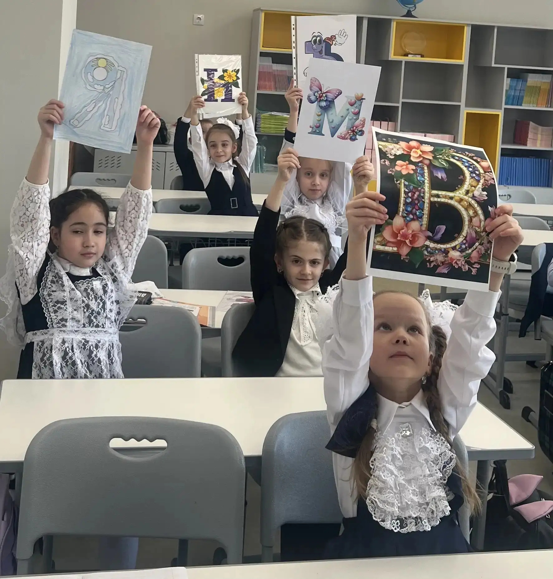 🎓 Сказать Азбуке «спасибо» и отправиться в большое чтение!  Сегодня в нашей школе было особенно волн