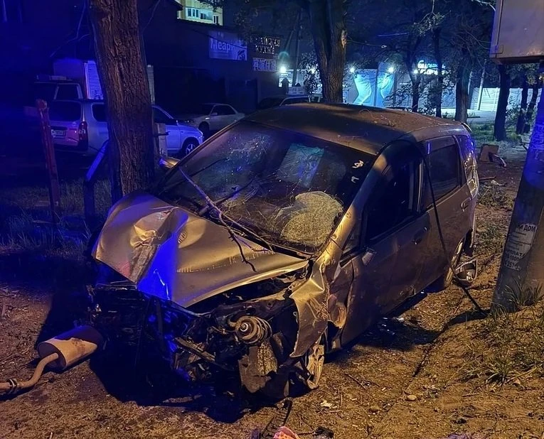 🚑 Автомобилистка порезала лицо и получила травму головы, въехав в ограждение в Уссурийске  🚘 21 мая 