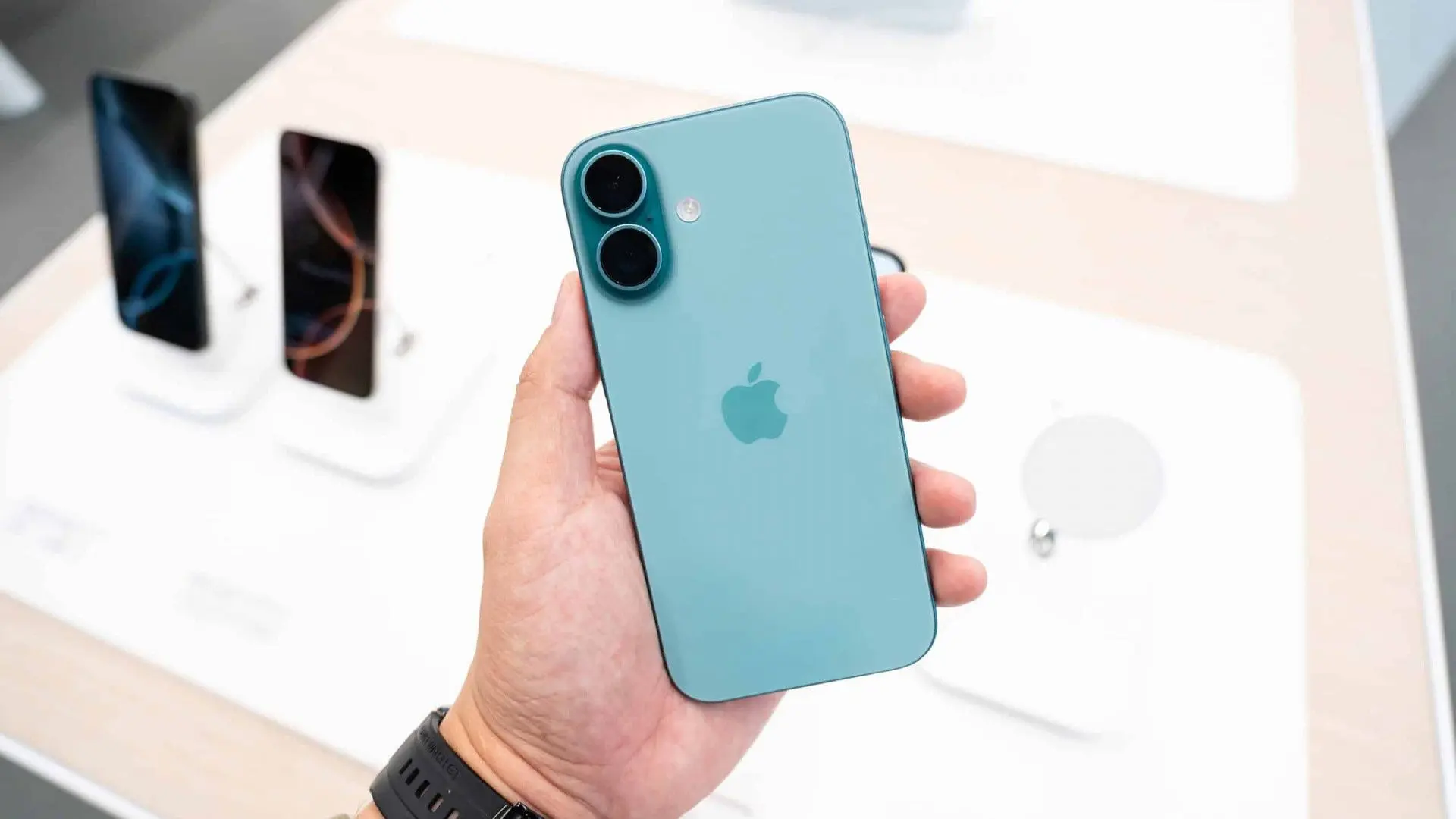 iPhone станет ещё дороже: глава Apple Тим Кук заявил о неизбежном росте цен на технику компании

При