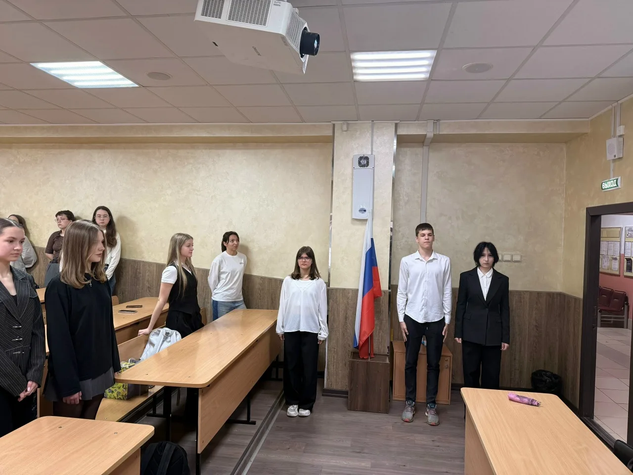 🇷🇺 Сегодня в обоих корпусах лицея состоялось поднятие государственного флага и исполнение гимна. На 