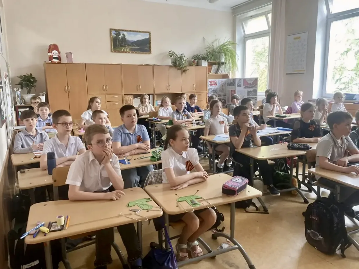 🇷🇺 Георгиевская лента — символ памяти и благодарности  В преддверии Дня Победы в нашей школе прошла 