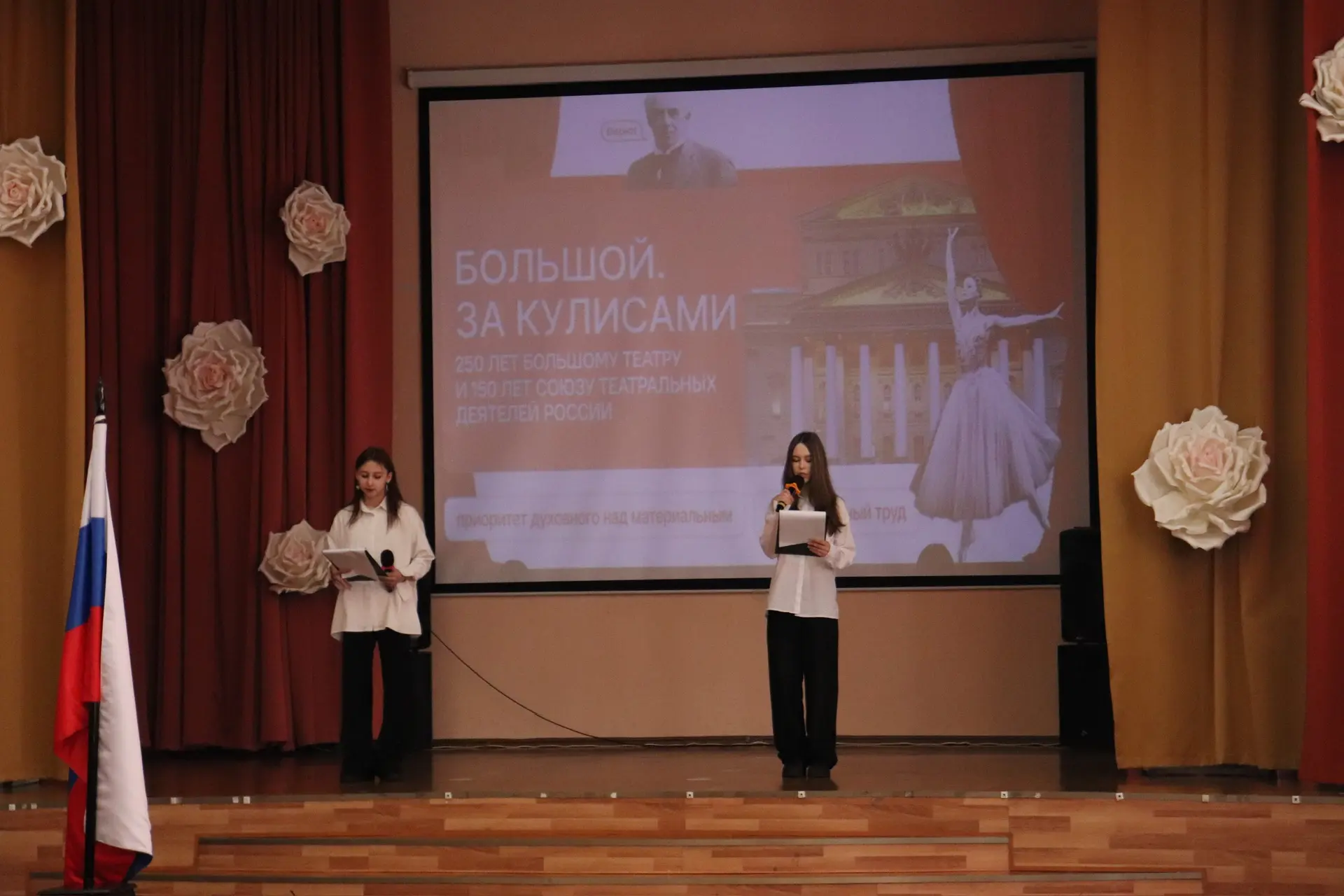 На финишной! 🇷🇺  Учебная неделя в школе традиционно началась с торжественной линейки — на этот раз п