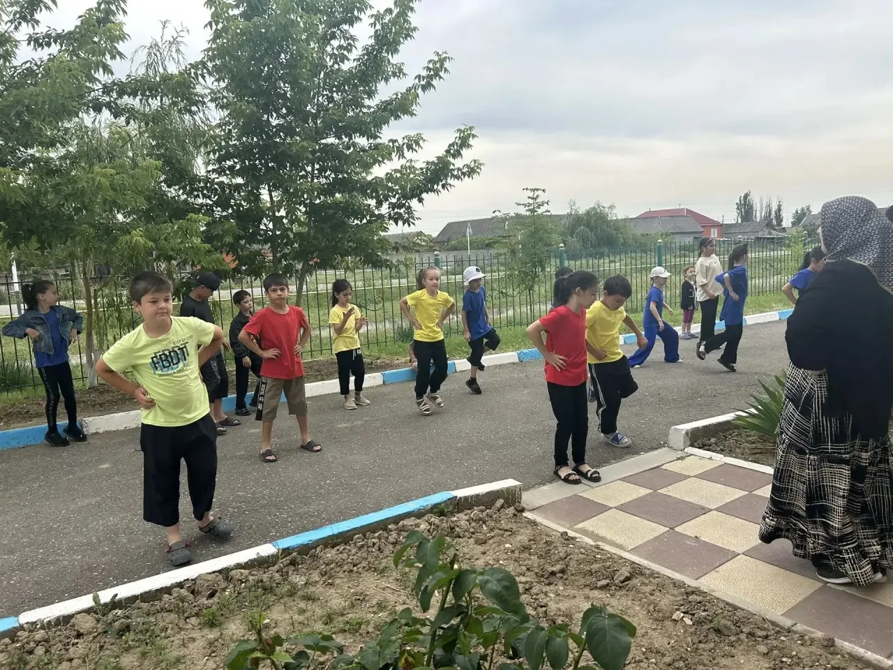 🌈Сегодня в летнем лагере «Лунтик» день начался с бодрящей утренней зарядки! 💪☀️ Ребята энергично в