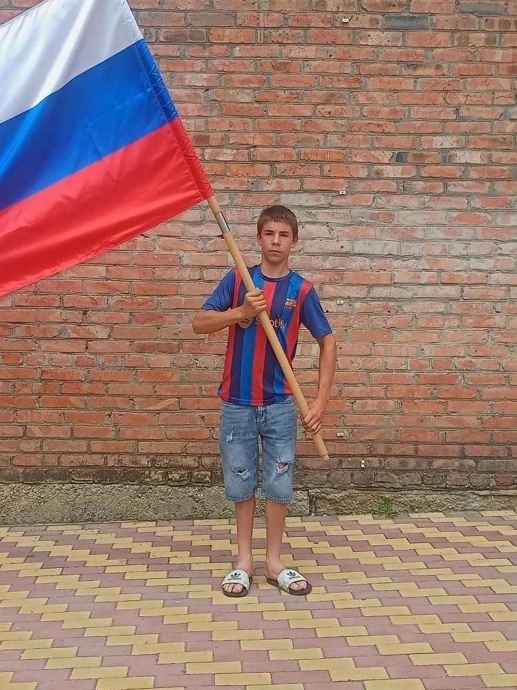 🇷🇺 Акция «Флаги России»

Поволяев Тимофей , ученик 8  класса, с принимает участие в акции, посвящё