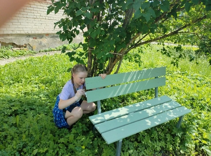Субботник в Зуевской библиотеке прошёл на ура! Навели порядок, вымыли окна и покрасили скамейку. 

Р