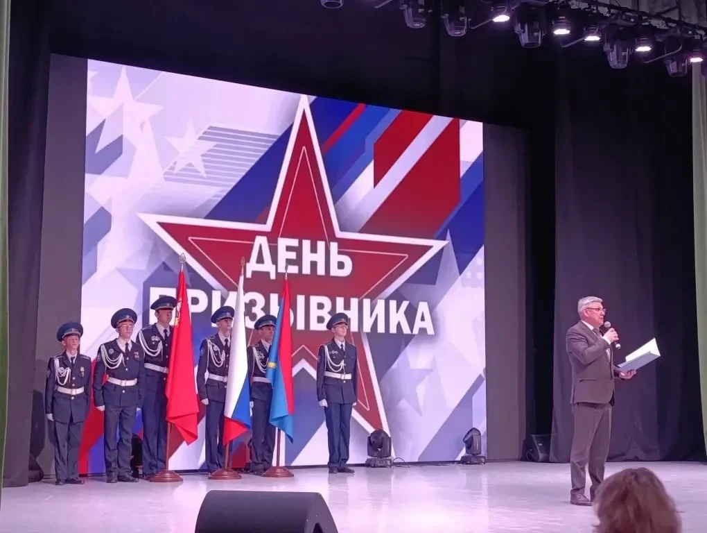 23 апреля знамённая группа школы - учащиеся 10 кадетского класса приняли участие в Дне призывника, к