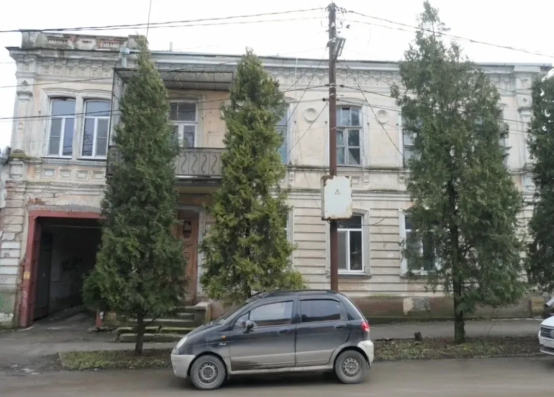 В Таганроге выставили на продажу ОКН «Доходный дом Г.Е. Бетулинского»
