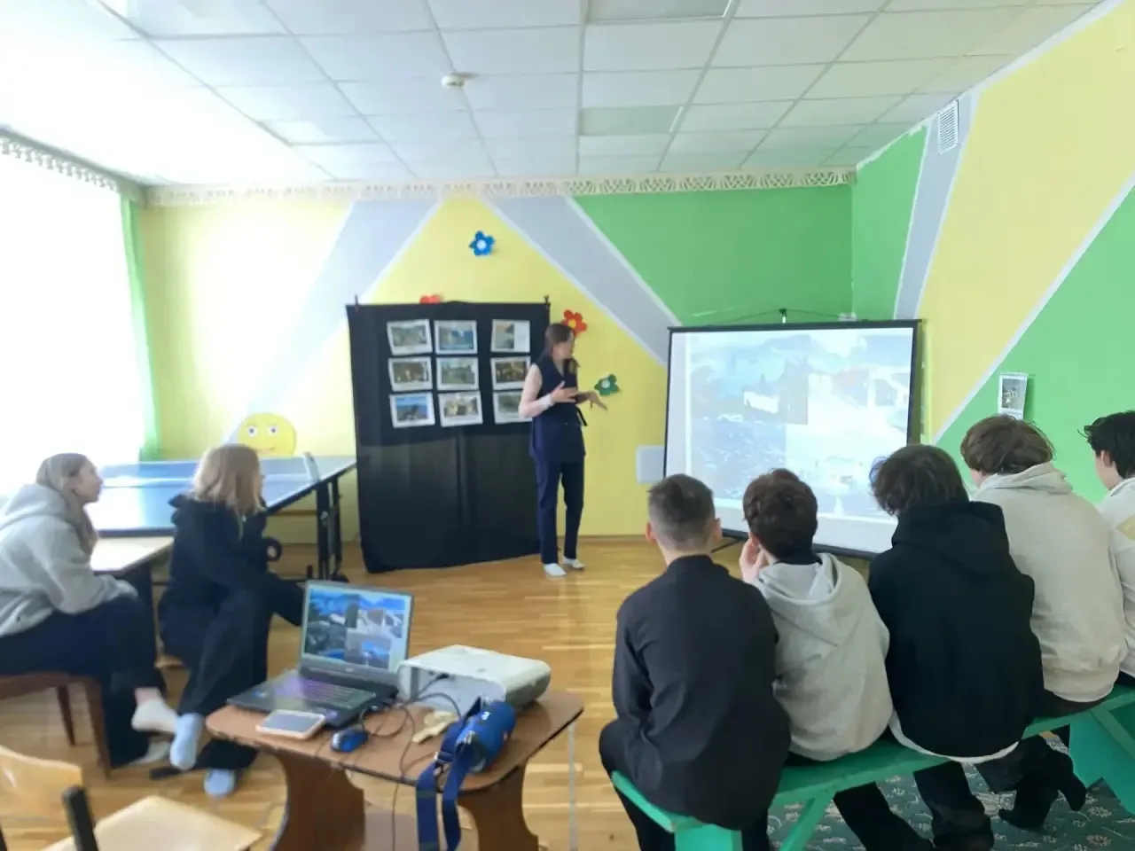 🗓 Сегодня ученики  7 «Д» класса посетили подростковый клуб «Метеор». 18 марта - День воссоединения Р
