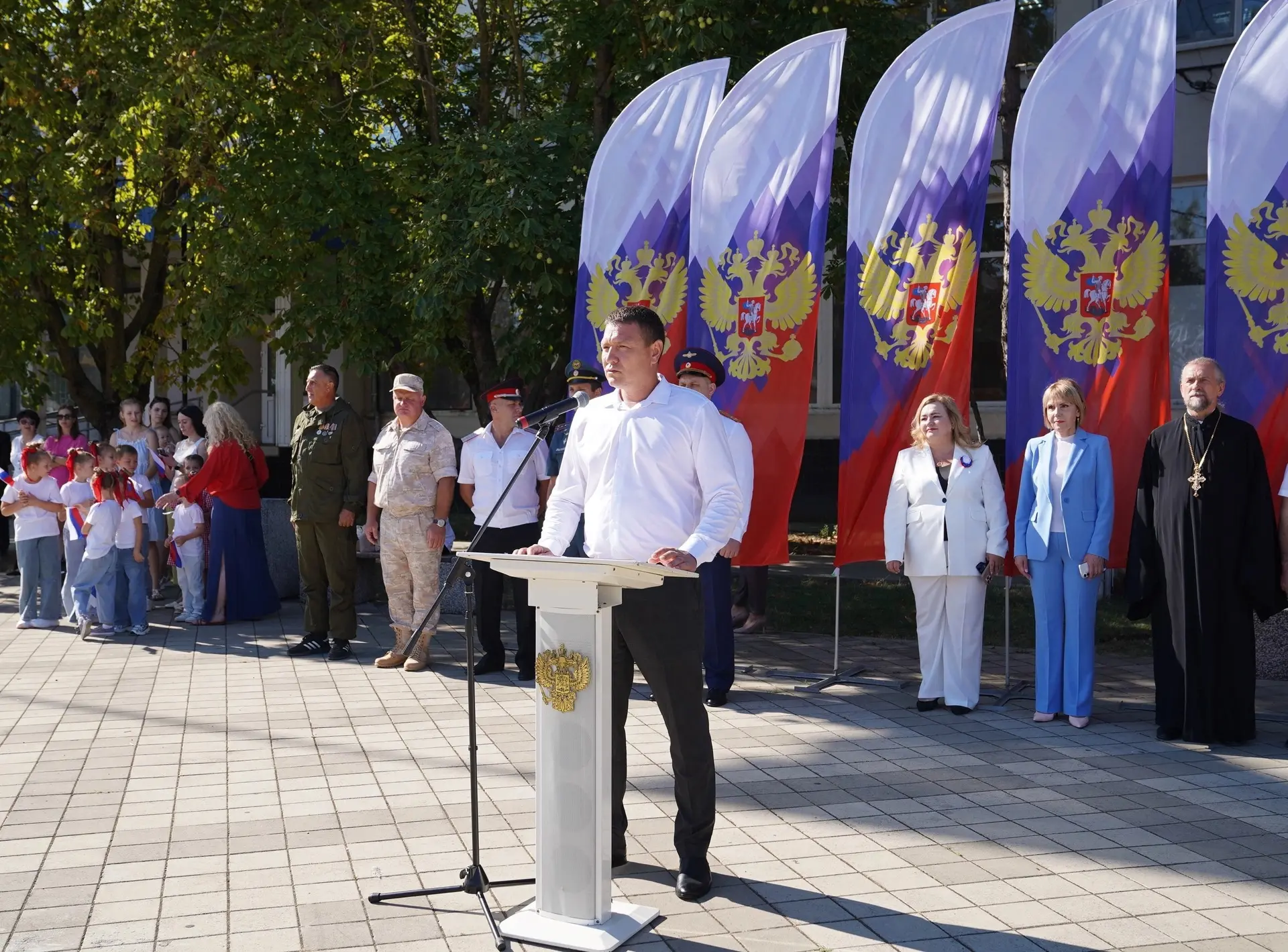 🇷🇺На центральной площади у Районного Дворца культуры состоялось торжественное меропри...