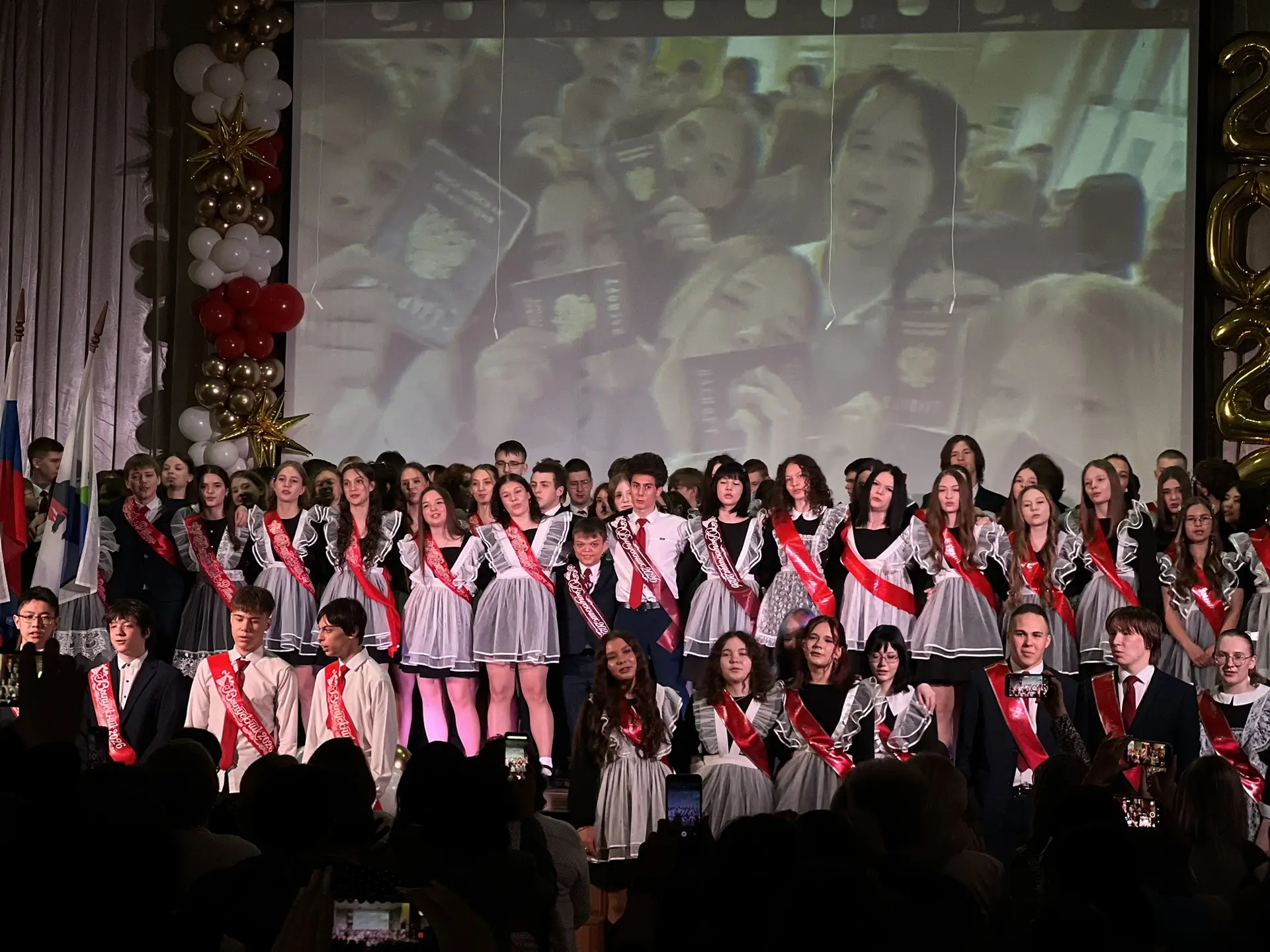 Взрослая жизнь на пороге: последний звонок для 9 и 11 классов 🎓🔔  Сегодня в нашей школе особенно зво