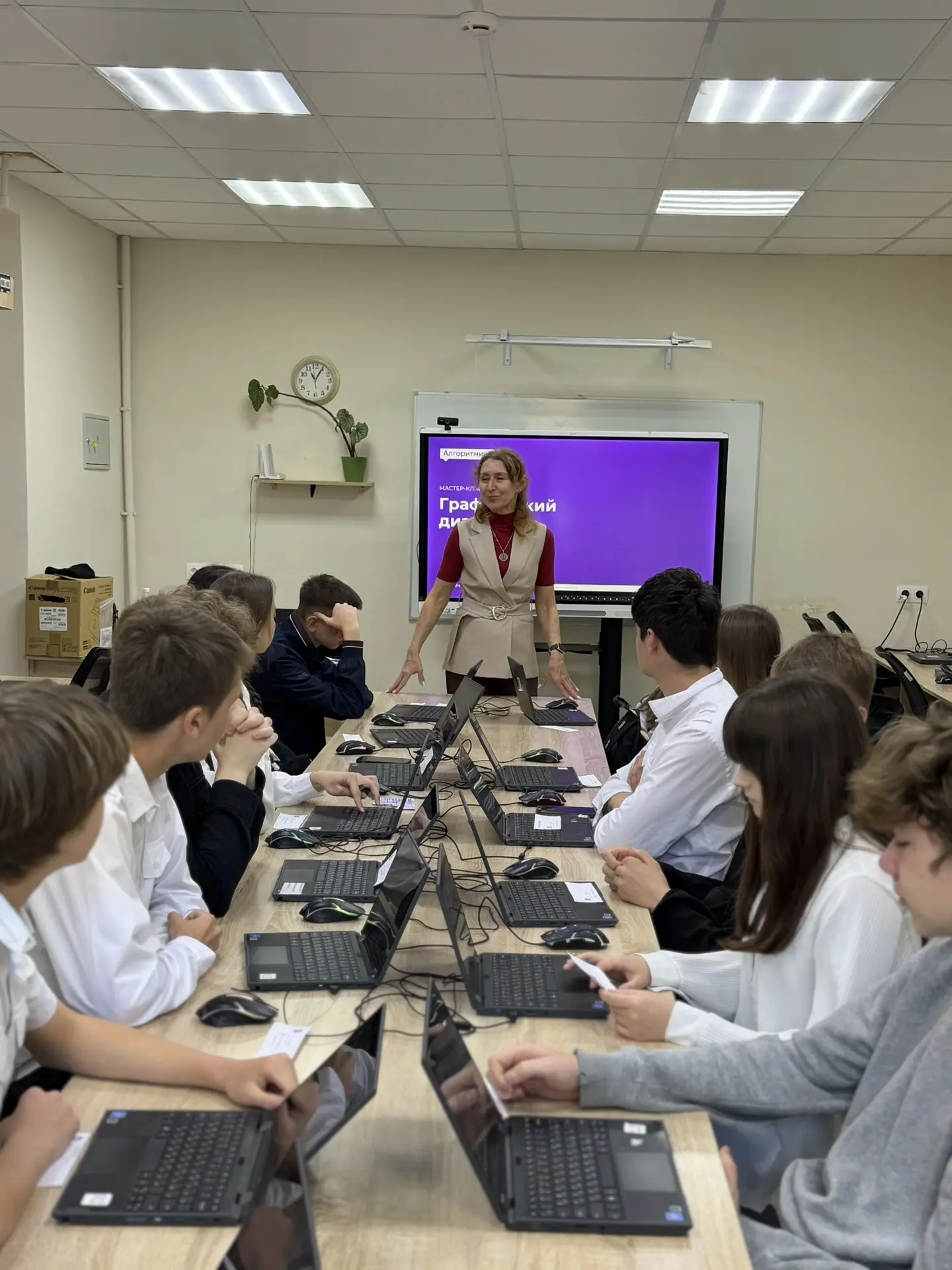 Кем быть? А давайте попробуем дизайн! 🧑‍💻✨  9-е классы закрыли неделю профориентации мощным мастер-к
