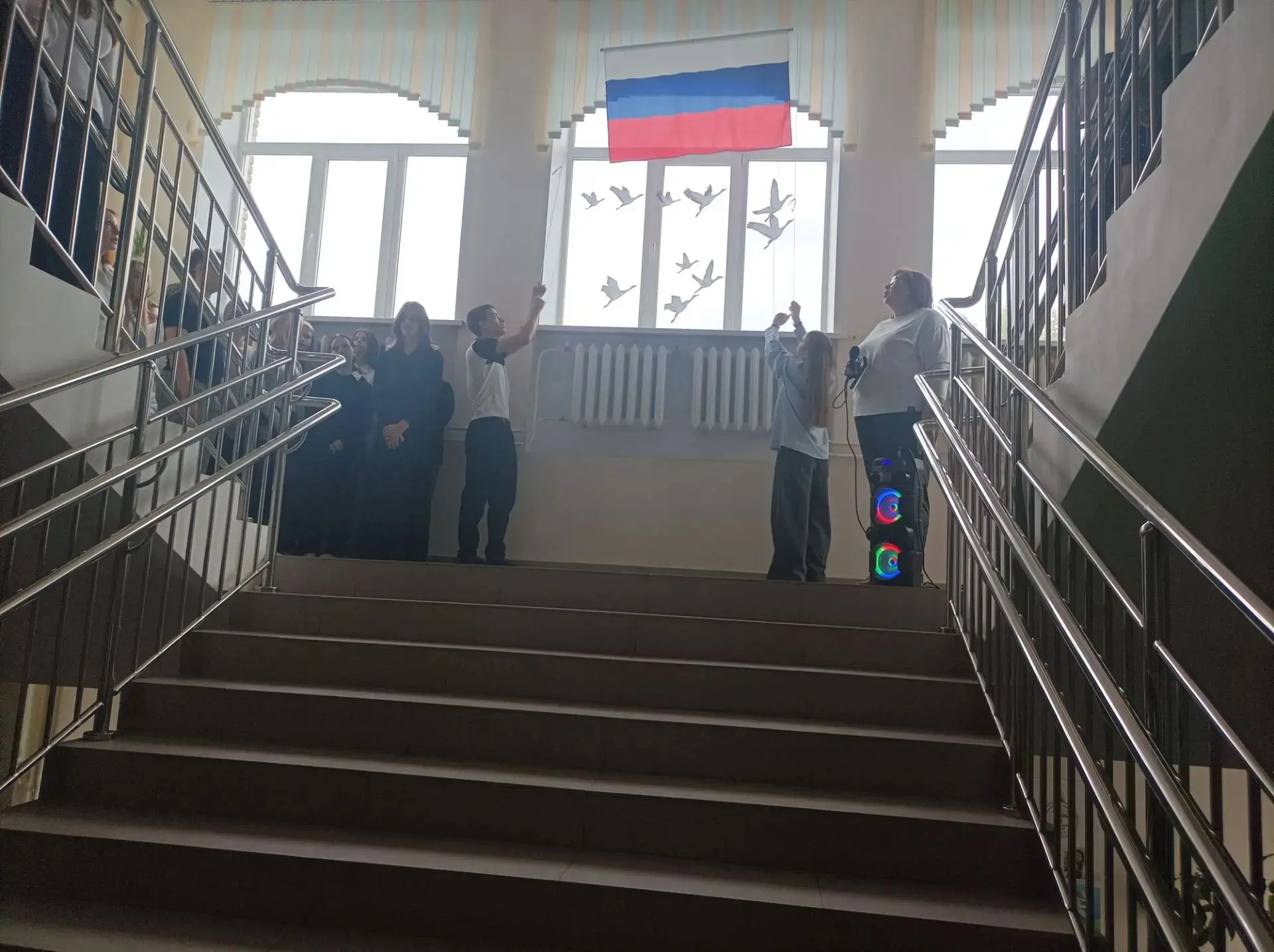 Утро первого учебного дня недели. Поднятие государственного флага. Разговоры о важном