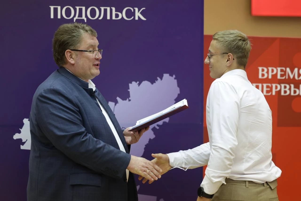 🎓 В администрации округа поздравили школьников и педагогов, которые своими знаниями, т...
