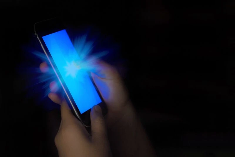 📱 Почему экран смартфона может мешать заснуть?