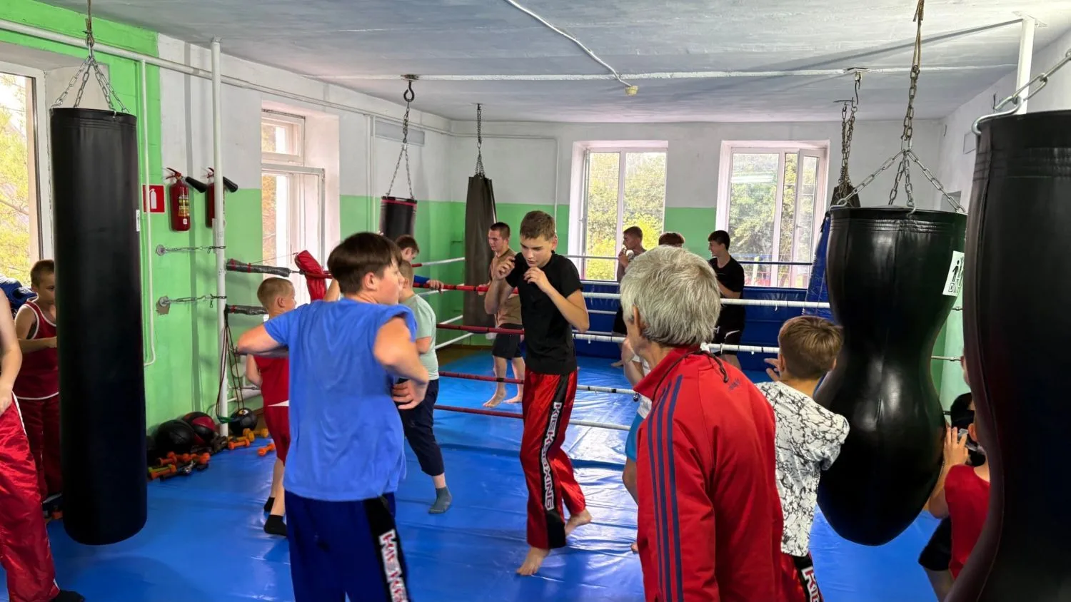 Тренер-преподаватель Верхнелюбажской ДЮСШ Эдуард Гудзинский проводит тренировки по бокс...