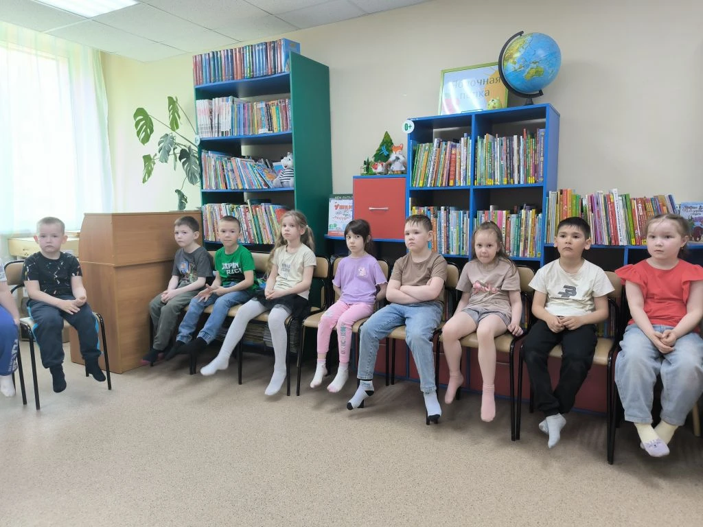 «Путешествие в прошлое: как играли дети войны» 🔍📚

Сегодня наши ребята посетили библиотеку № 14. С