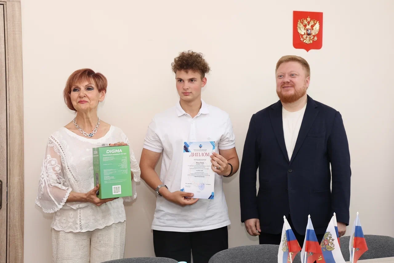 🥇В ЛНР наградили лучших юных исследователей

Прошла торжественная церемония награждения победителей