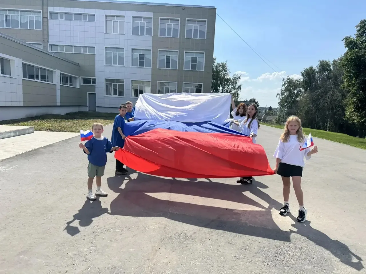 🇷🇺В преддверии  Дня Государственного флага Российской Федерации учащиеся нашей школы ...