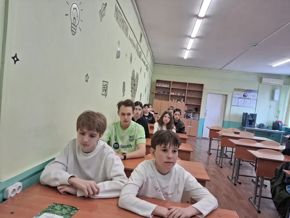 🧑‍🎓Умные каникулы  Сегодня учащиеся 7Г класса в рамках проекта "Умные каникулы"посетили МБОУ СОШ 32 