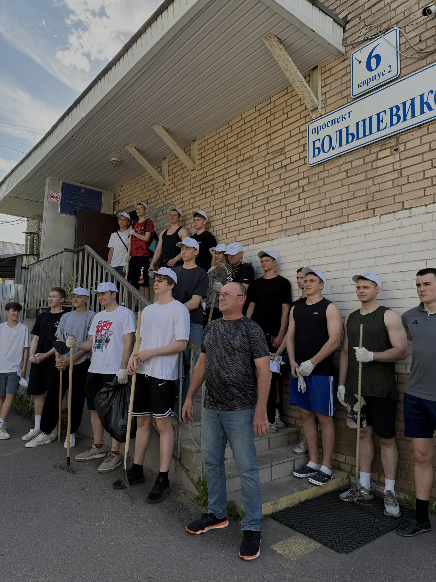 5 июня воспитанники ПМК «Товарищ» присоединились к экологической акции по уборке территорий Невского