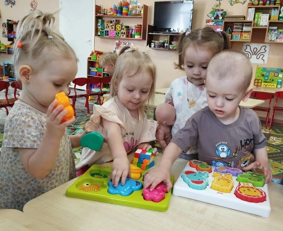 🤹‍♂️ Фокус-покус: учим логику через игру!
Сортировка по цветам 🌈, формы на ощупь 🟦🟩🟥, лабиринты