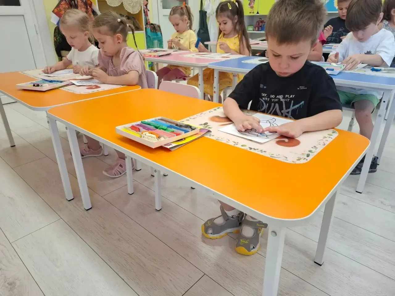 Ребята из средней группы "Солнышко" продолжают рисовать пластилином. Наталья Анатольевна предложила 