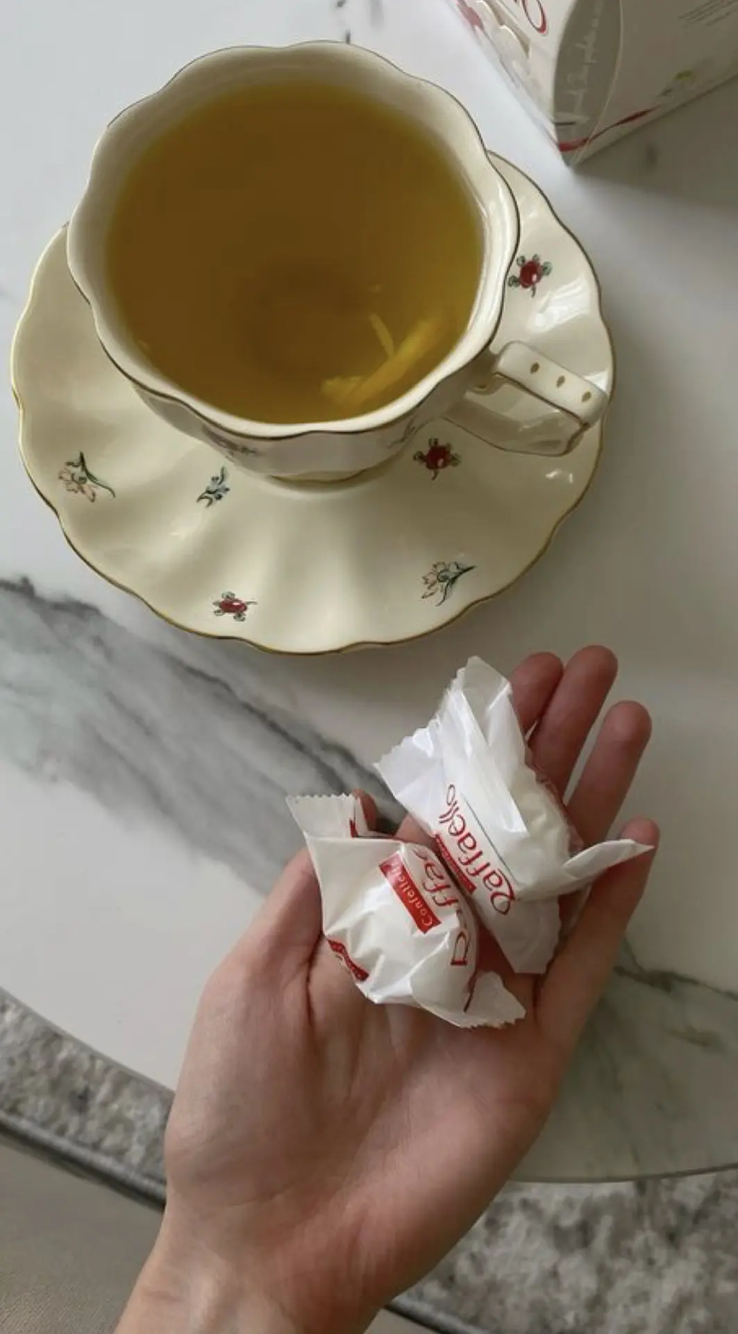 Моё утро начинается с тишины.

Я не беру телефон в руки первый час. Это моё время. Для чашки чая. Дл