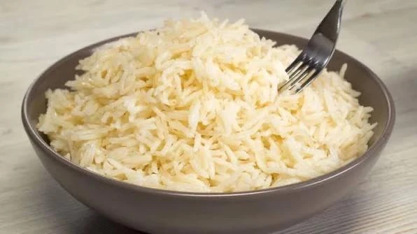 Опасный рис: почему нельзя оставлять его на плите? 🍚

Знакомая ситуация: сварили рис, оставили каст