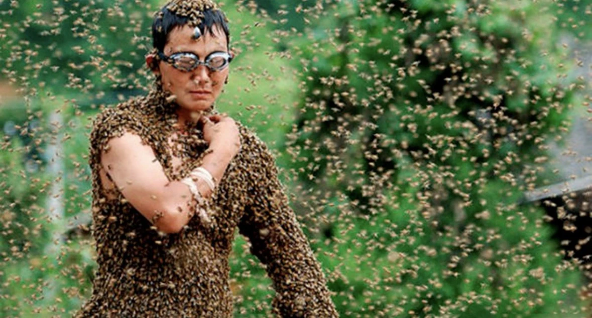 Ғәләмәт донъя! Ҡытайҙан Руан Ляньмин үҙенең яланғас тәненә 63 килограмм ауырлыҡтағы 637...