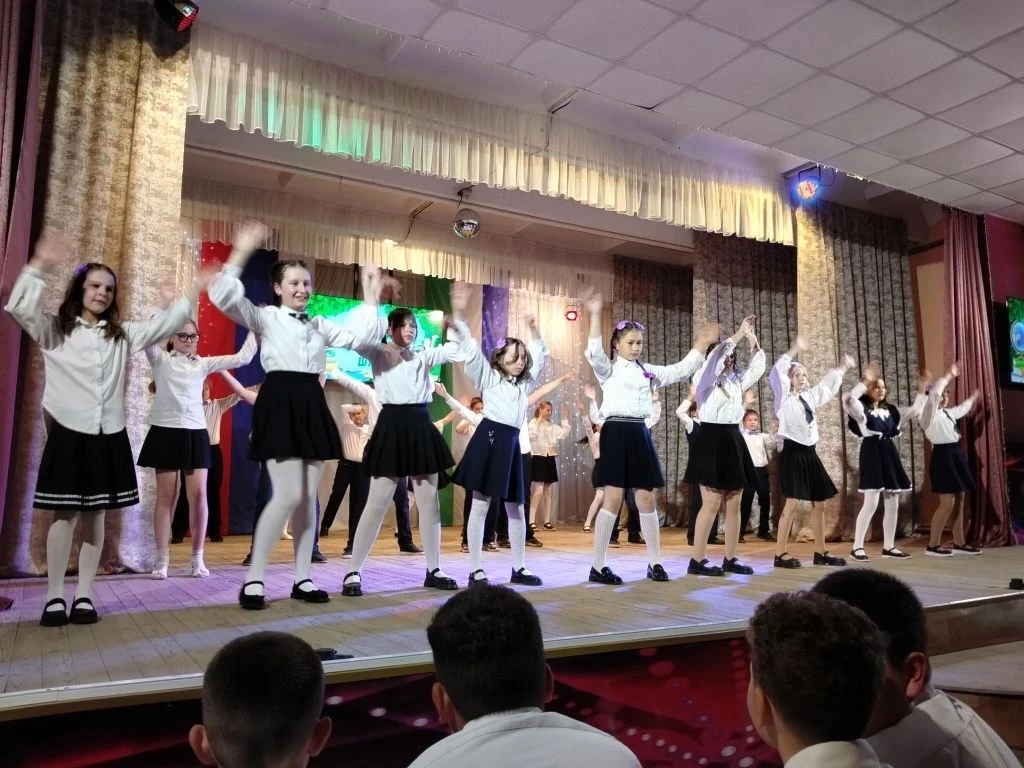 🎓 Выпускной 4 класса: новый этап в жизни!  22 мая в гимназии прошёл особенный праздник — выпускной д