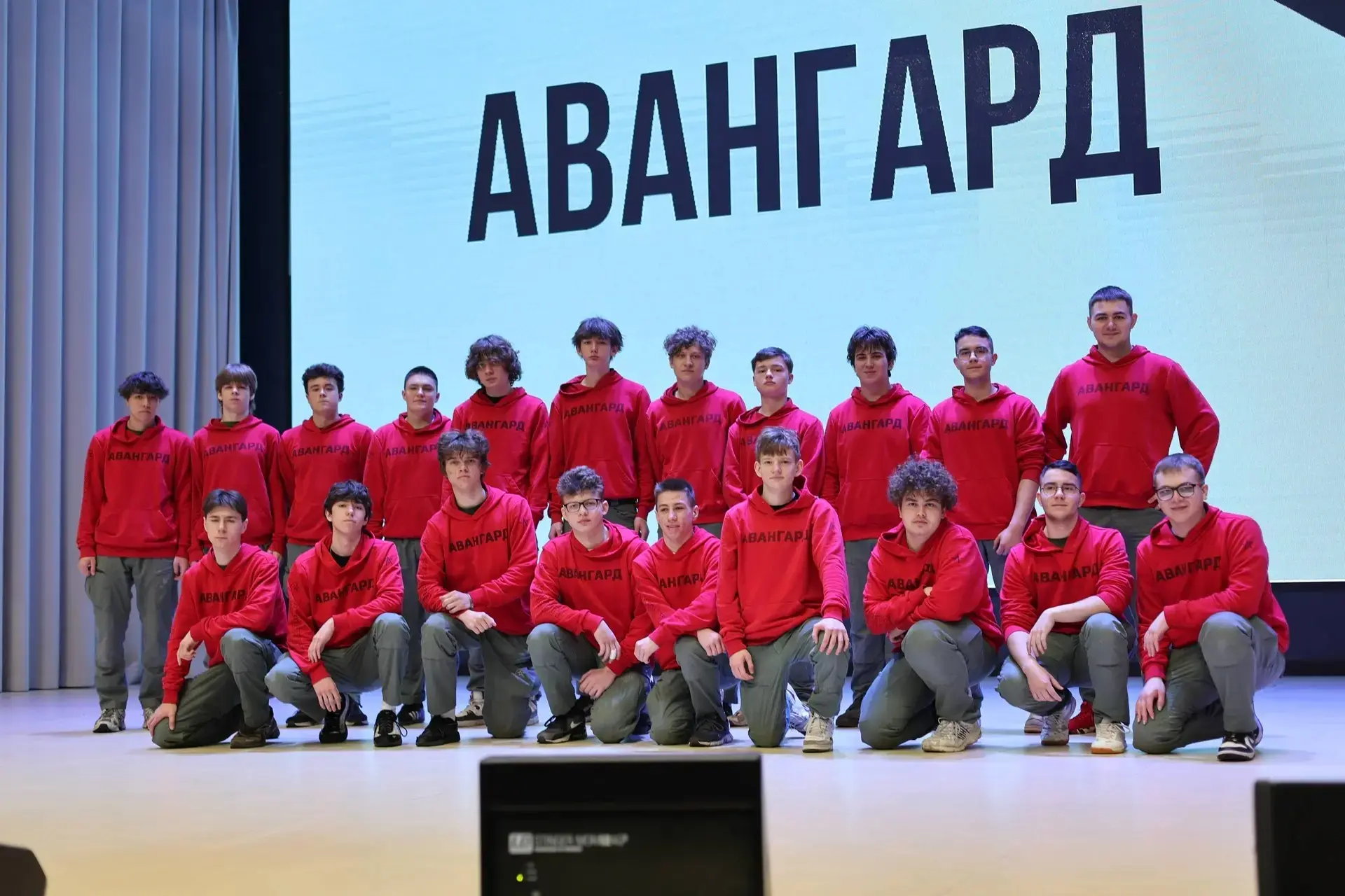 🇷🇺 10Б класс в центре «Авангард»: патриотизм, команда, новые горизонты!  Наши старшеклассники продол