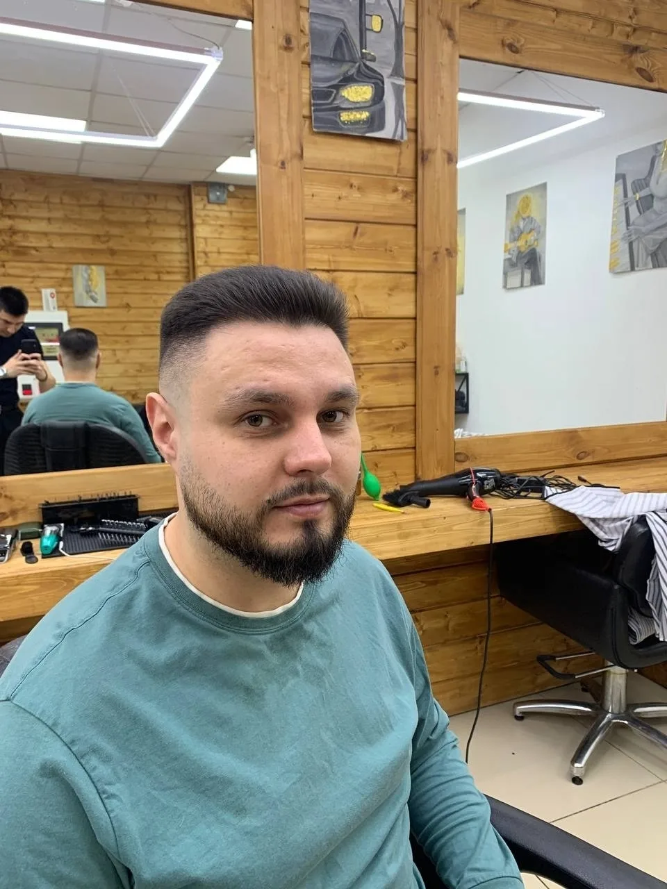Из неухоженного хаоса — в идеальный стиль: как один визит в «ЦирюльникЪ у кольца» меняет мужскую уве