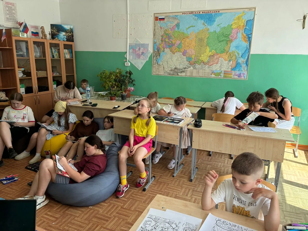 День 12.

☀В нашем лагере «Солнышко» сегодня «День художника»!

Утро традиционно началось с зарядки.