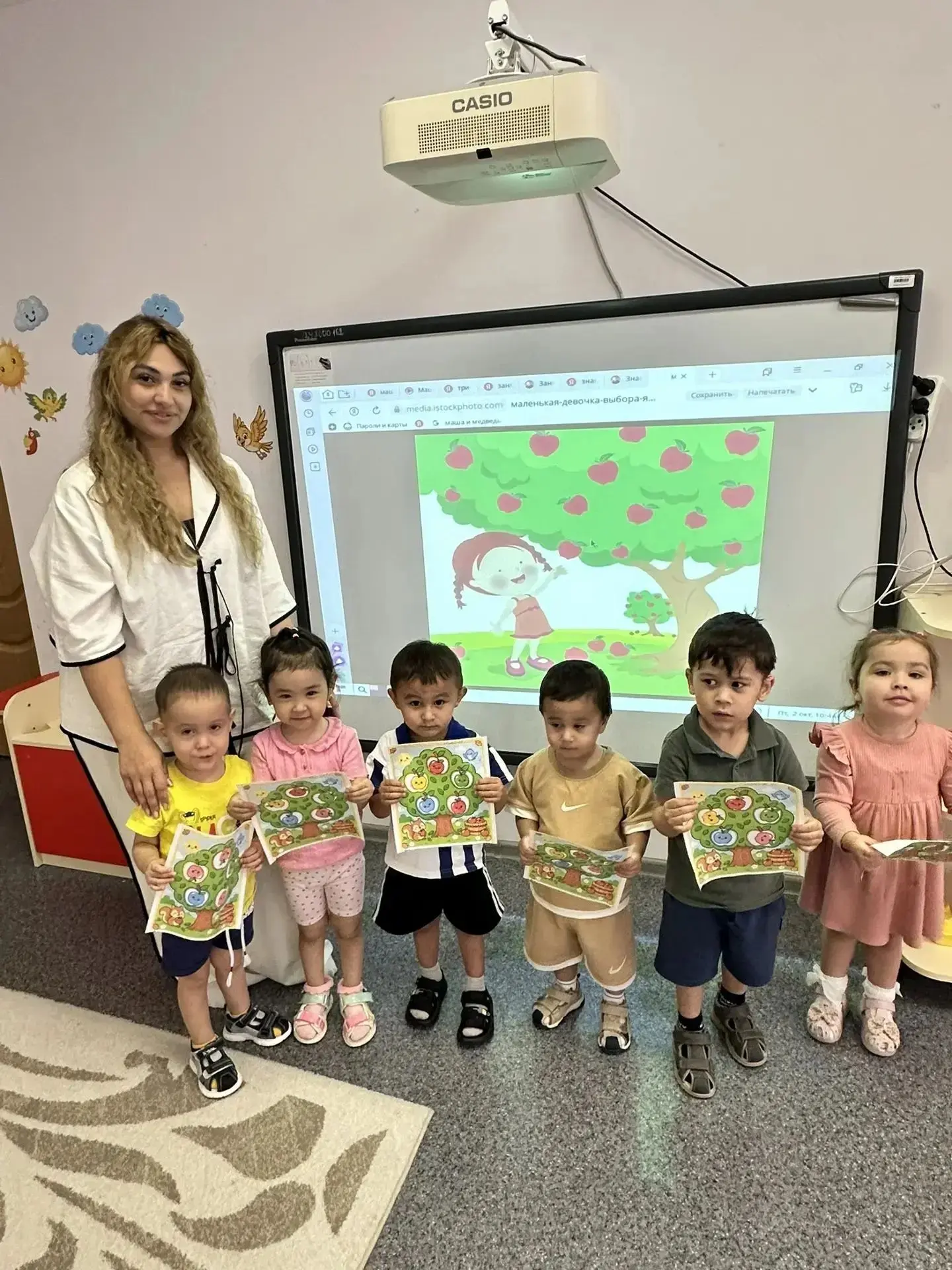 В гости в группу «Малышок» заглянул зайчик! 🍎