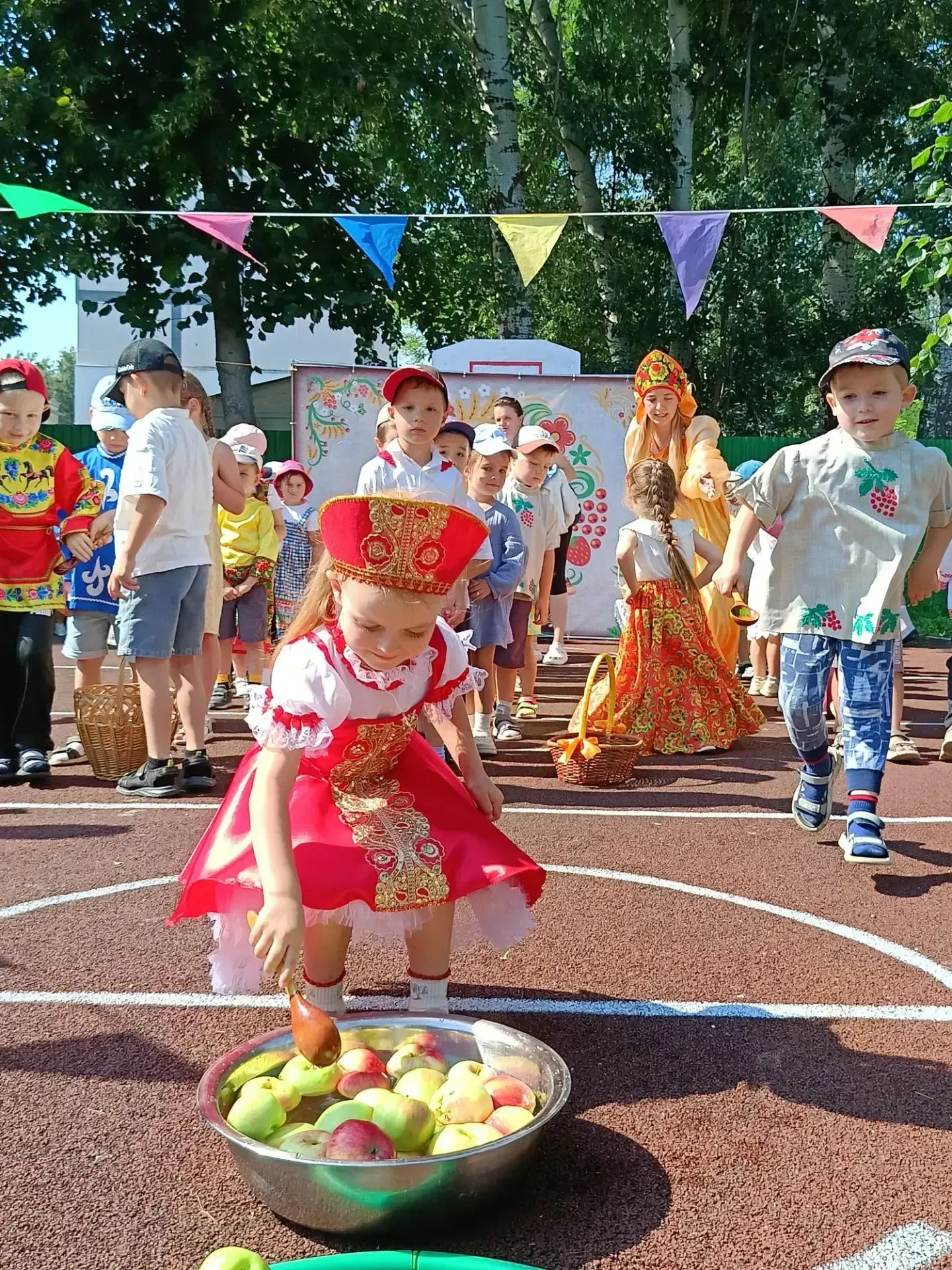 Время собирать урожай: как в детских садах города отметили праздник даров лета.