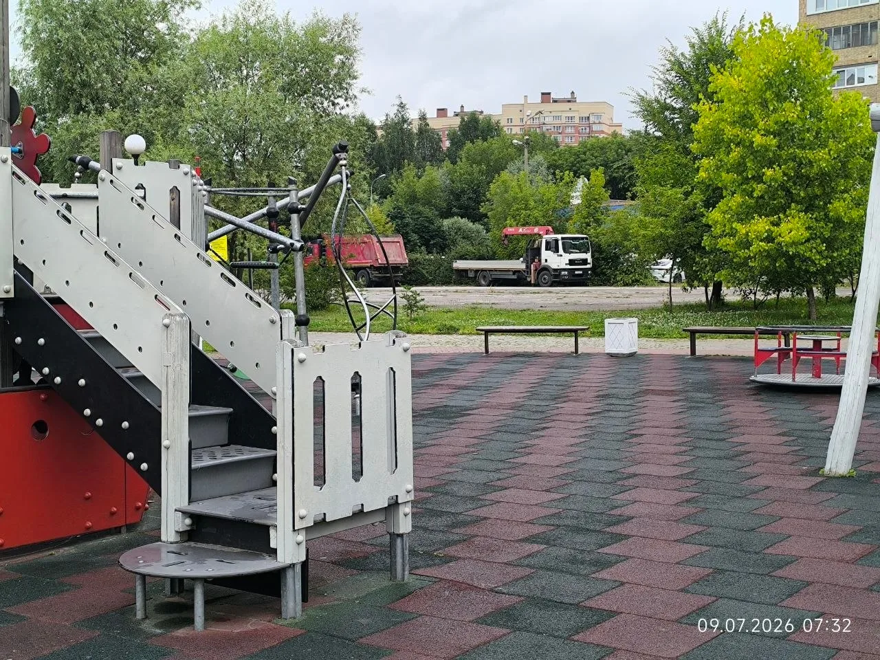 Кто разрешил парковку грузовых на набережной Яузы у детской площадки в жилой зоне Новом...