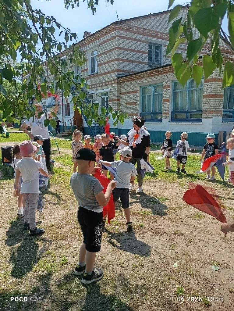 «Там, на неведомых дорожках…» Праздник в честь Дня России удался на славу! 🇷🇺

В гости к ребятам п
