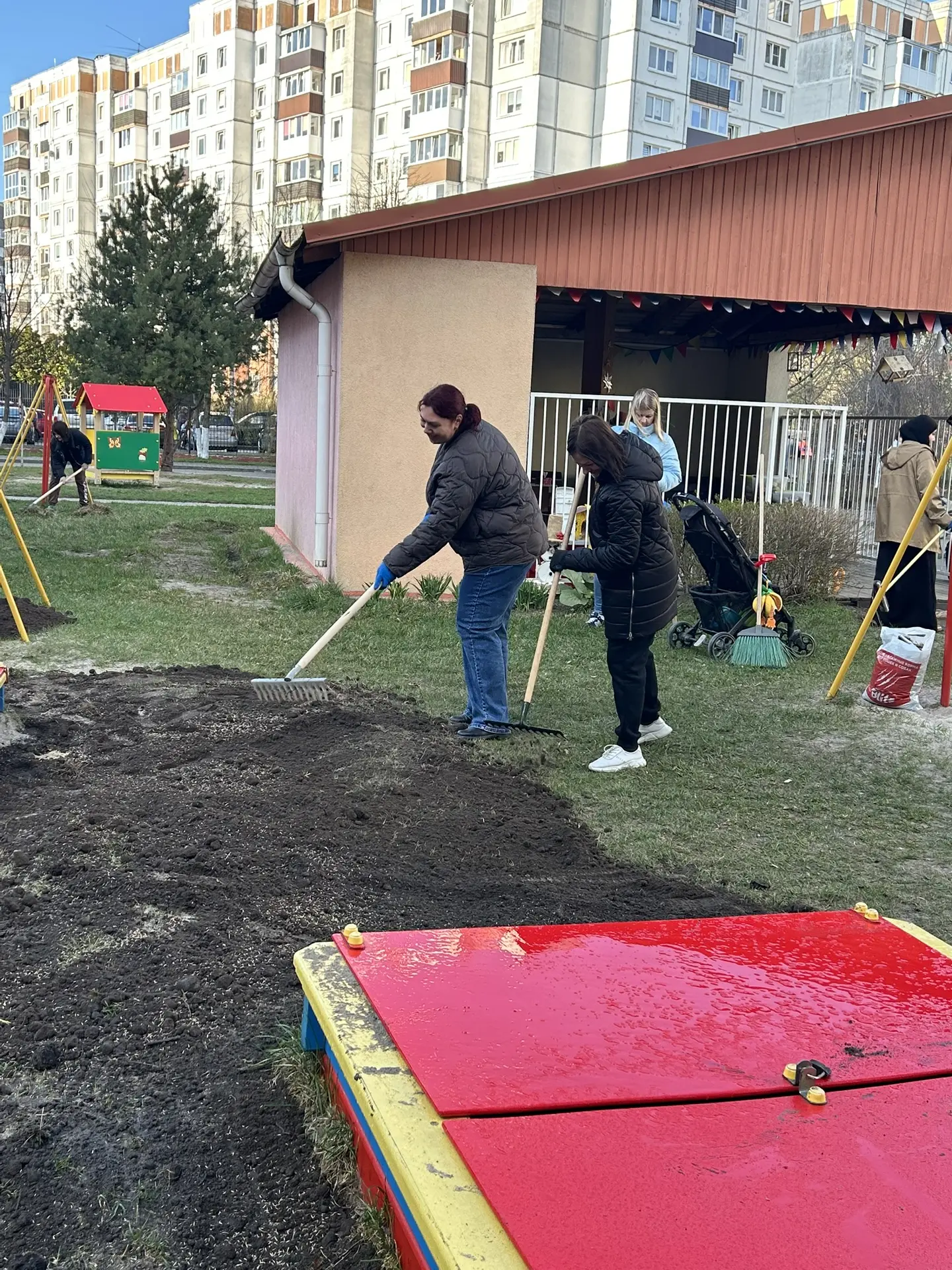 Субботник в детском саду: "Мужское плечо" и сила единства!