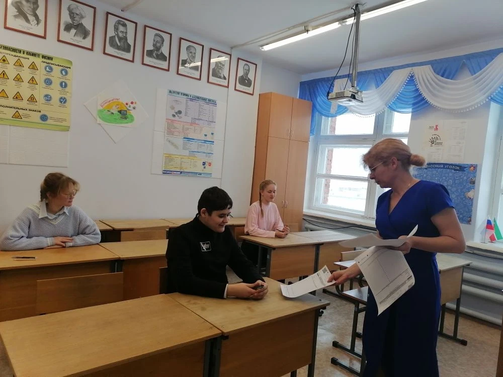 Ученики 9 класса приняли участие в акции " Всё решают только знания: разбираем со специ...