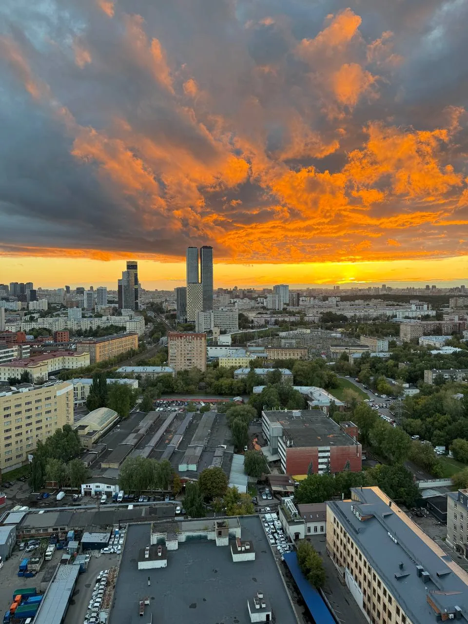 😍 Шикарный закат завершил этот праздничный для города день.