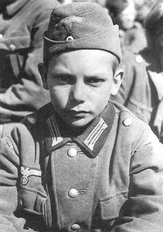 13-ЛЕТНИЙ ВОЕННОПЛЕННЫЙ НЕМЕЦКИЙ СОЛДАТ ГИТЛЕРЮГЕНДА, ПЛЕНЕННЫЙ АРМИЕЙ США. МАРТИНЦЕЛЛ,...