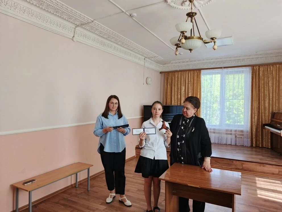 В ДШИ не заканчиваются поздравления для выпускников!