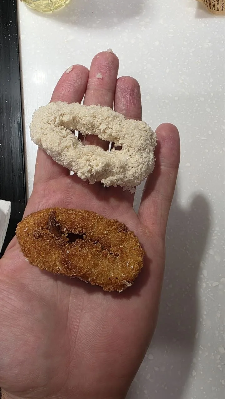 Популярная закуска, которую обожают многие, — кольца кальмара в сухарях. 🦑🔥
