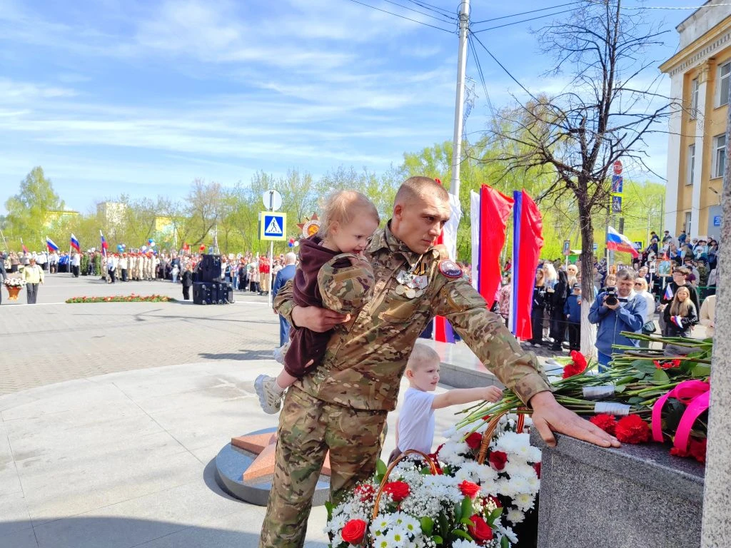 В честь празднования 81-й годовщины Победы в Великой Отечественной войне у памятника Воину-победител