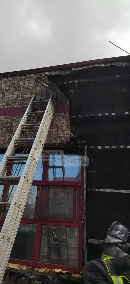 🔥Фасад одного из зданий вспыхнул в Южно-Сахалинске  Фасад здания вспыхнул на улице Больничной, №35б 