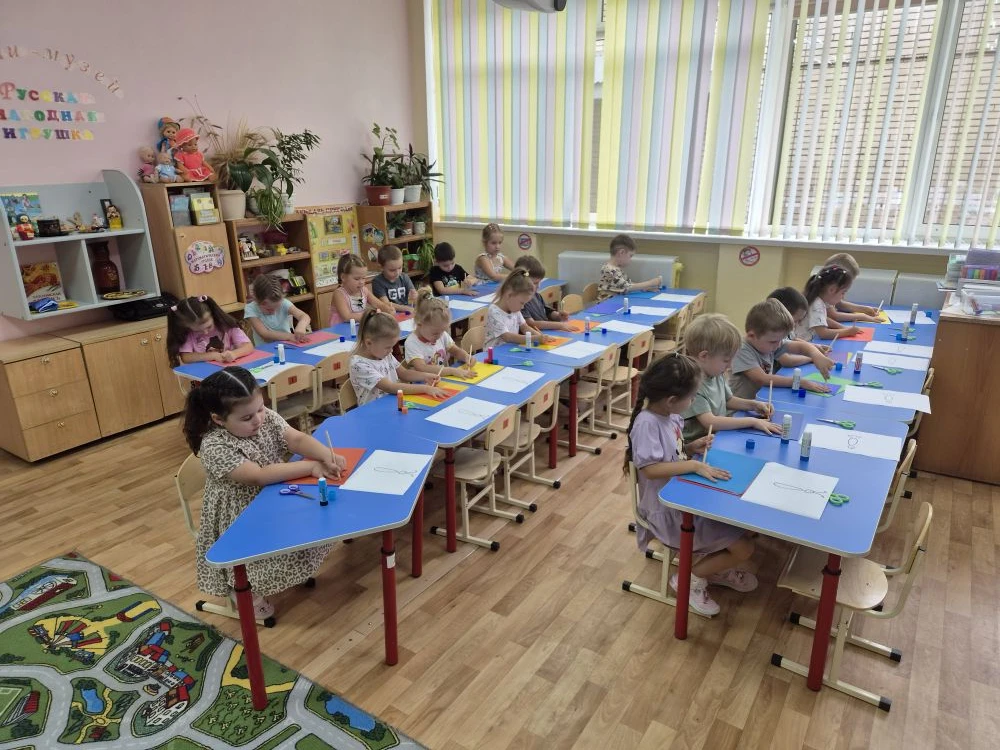 Аппликация "Цветные ладошки". Старшая группа "Солнышко".