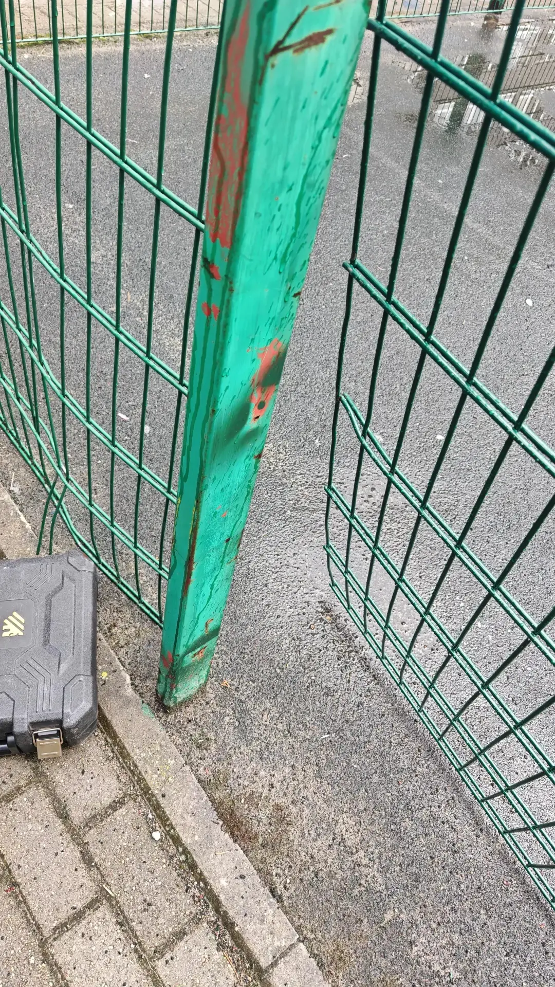 🏠 Г. Калининград 
Ул. Старшины Дадаева, д. 66-68-70
✅ Крепление ограждения на спортивной площадке