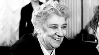 Однажды во время гастролей Раневская зашла в местный музей и присела в кресло отдохнуть.
К ней подош