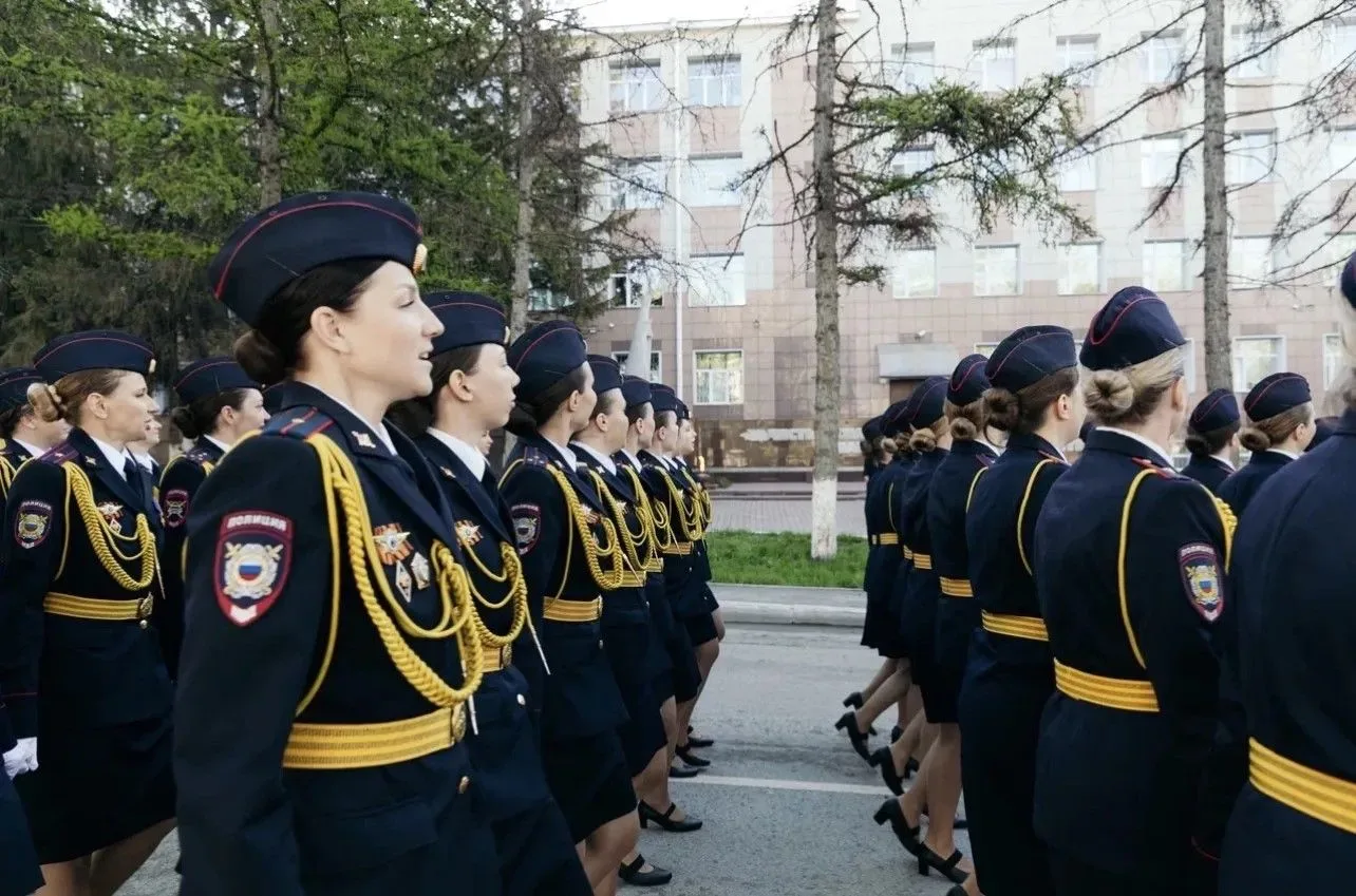 Единственную женскую колонну в строю на Параде Победы 9 мая 2026 года на главной площади Новосибирск