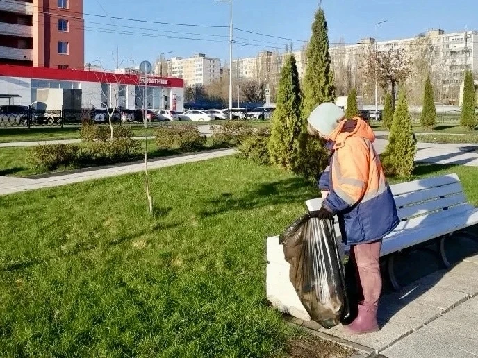 🌱 Продолжаем благоустраивать район  🟢 Очищаем зелёные зоны; 🟢 Проводим подметание и мойку дорожного 